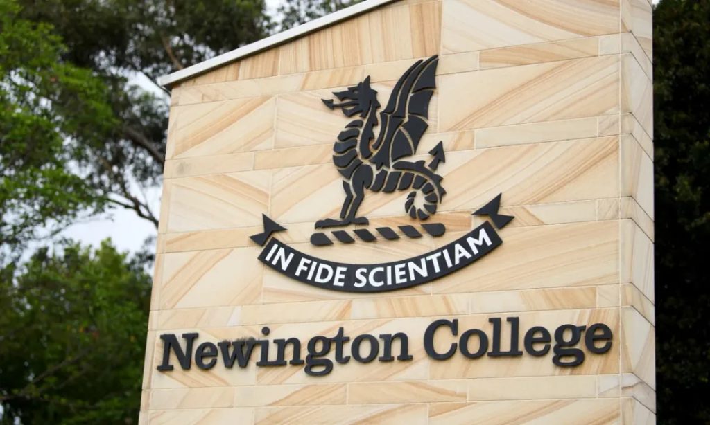 悉尼著名私校Newington College推行“男女同校”政策引发轩然大波，一名在校男生将学校告上新州最高法院，理由竟然是违反了152年前的慈善信托协议。