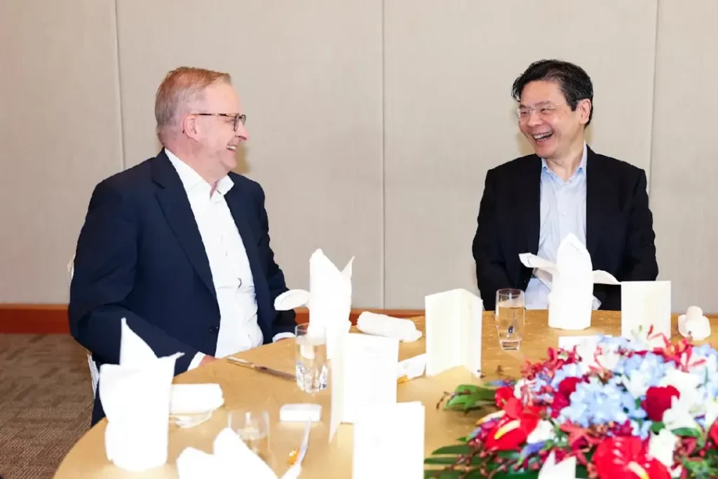 在过去一周，澳洲总理阿尔巴尼斯的外交行程可谓紧锣密鼓：从梵蒂冈的教宗就职典礼，到印尼军方的高规格欢迎，再到与自由世界多位重量级领导人的面对面磋商——每一个行程都是头条。