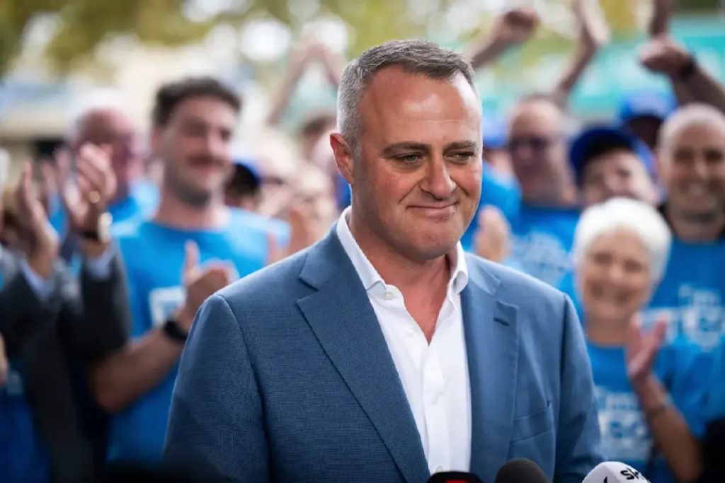 在经历近两周的胶着计票后，自由党候选人Tim Wilson终于以124票的极小优势，成功从“Teal Independents”独立议员 Zoe Daniel 手中夺回维州东南部重镇 Goldstein 联邦选区