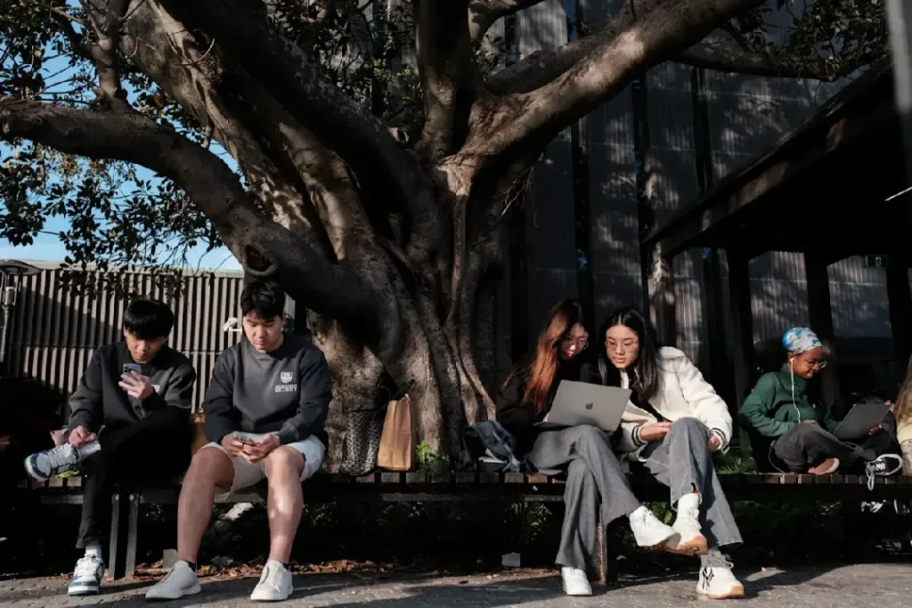 过去两年，澳大利亚的国际教育政策正悄然发生剧烈转向：从全球最受欢迎的留学目的国之一，逐步滑向对海外学生设限、加压甚至排斥的边缘。在“住房危机”与“移民焦虑”被政客持续放大的语境中，留学生成了最容易被误伤的群体。